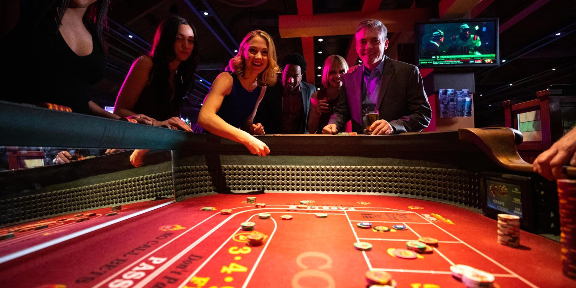 The Pros and Cons of Playing at Online Casinos: A Comprehensive Guide